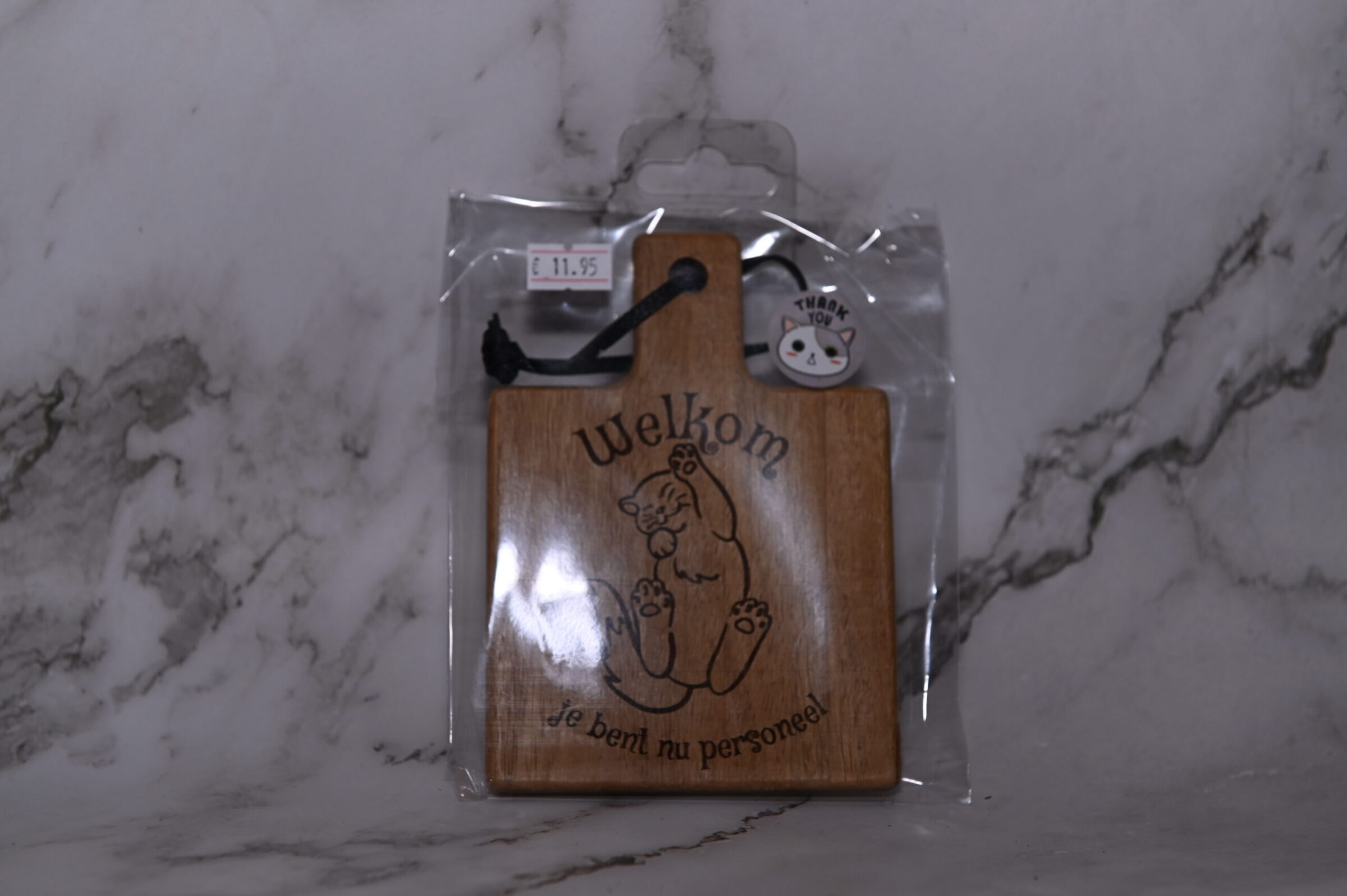 Houten tapasplankje gegraveerd, Poes liggend op rug