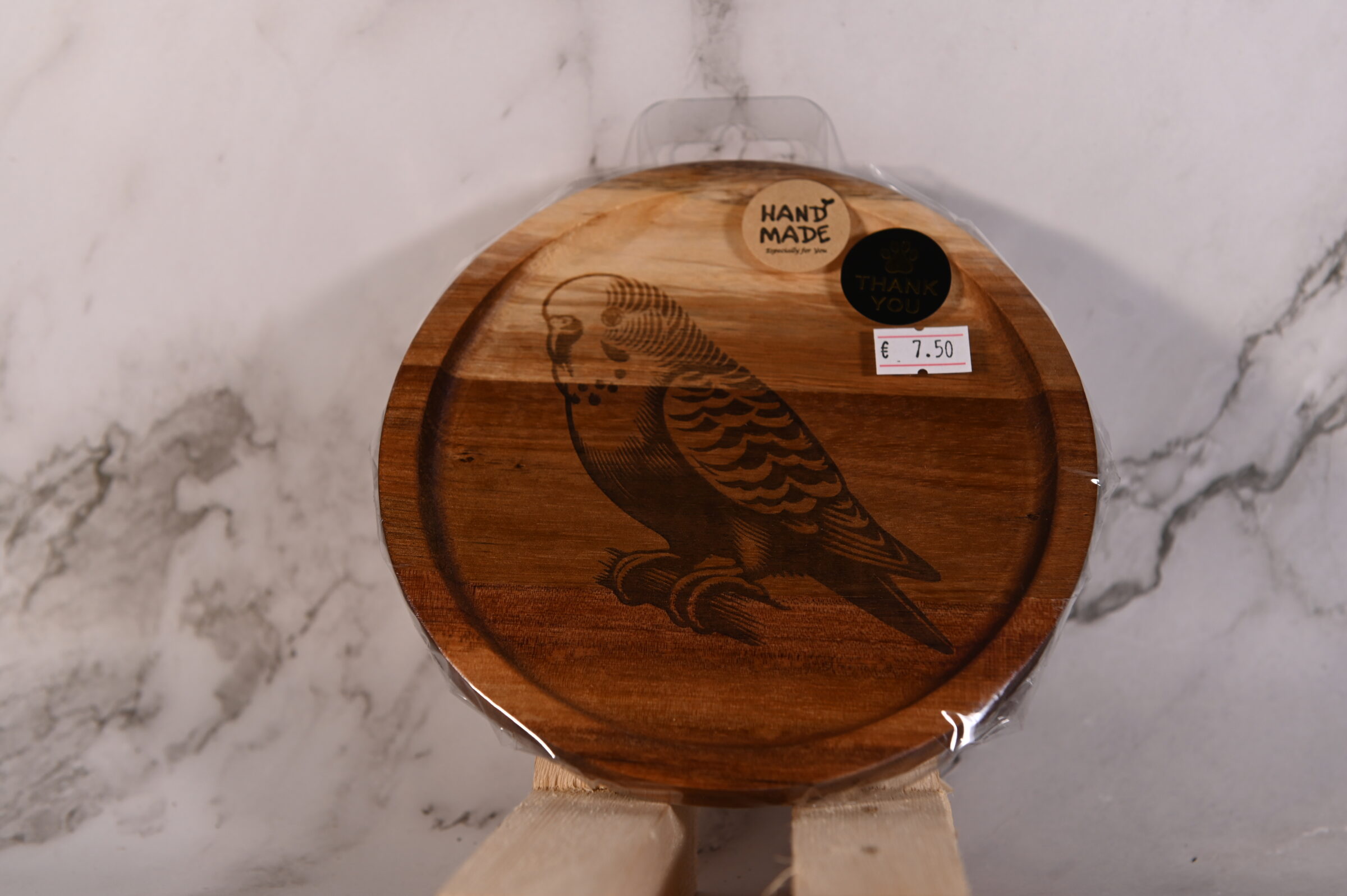 Uniek houten dienblad rond met parkietje gravure | Optioneel met 2 amberblokjes & rasp