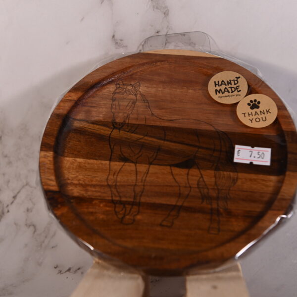 Uniek houten dienblad rond met staand paard gravure | Optioneel met 2 amberblokjes & rasp