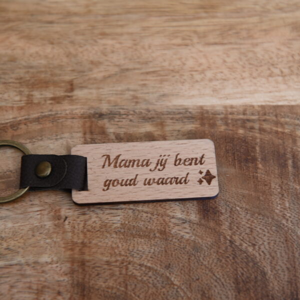 Houten sleutelhanger “Mama jij bent goud waard”