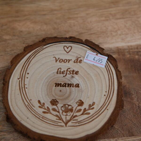 Houten schijf met gravure “Voor de liefste mama”
